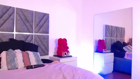 laura_dicardy online show from 11/18/25, 07:40