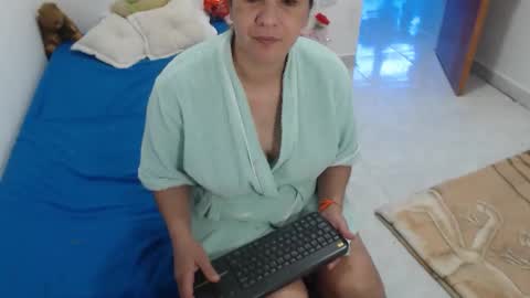 laura_foxx2379 online show from 11/17/25, 05:30