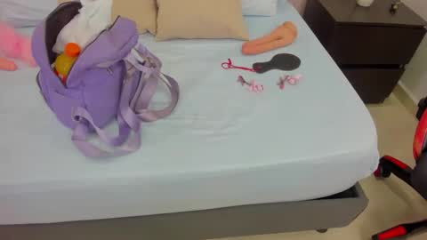 L A U R A online show from 11/08/25, 11:43