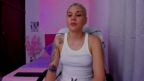 Snapshot of laura_r23 chatting on 09/28/25, 01:33 Laura Rose online show from 09/28/25, 01:33