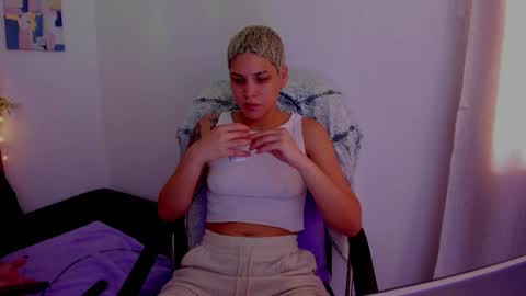 Snapshot of laura_r23 chatting on 10/05/25, 04:49 Laura Rose online show from 10/05/25, 04:49
