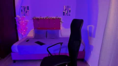 Snapshot of laura_r23 chatting on 10/12/25, 04:28 Laura Rose online show from 10/12/25, 04:28