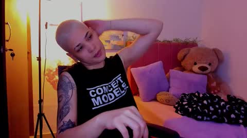 Snapshot of laura_r23 chatting on 03/24/26, 07:19 Laura Rose online show from 03/24/26, 07:19