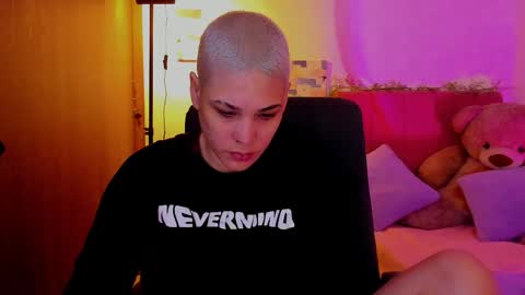 Snapshot of laura_r23 chatting on 03/28/26, 01:16 Laura Rose online show from 03/28/26, 01:16