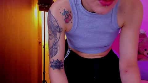 Snapshot of laura_r23 chatting on 03/29/26, 03:34 Laura Rose online show from 03/29/26, 03:34