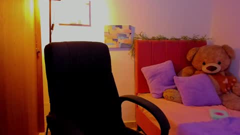Snapshot of laura_r23 chatting on 04/01/26, 05:43 Laura Rose online show from 04/01/26, 05:43