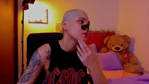 Snapshot of laura_r23 chatting on 04/02/26, 08:28 Laura Rose online show from 04/02/26, 08:28