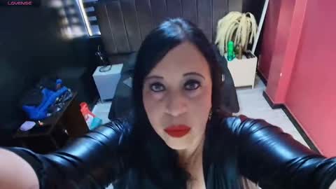 Snapshot of laura_wallets chatting on 02/21/26, 10:00 Laura wallets online show from 02/21/26, 10:00