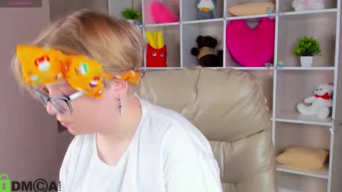 Snapshot of lauraaa_smith chatting on 02/04/26, 09:59 Laura online show from 02/04/26, 09:59