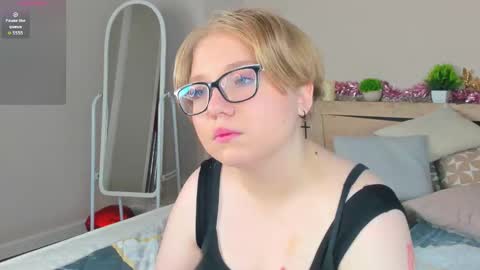 Snapshot of lauraaa_smith chatting on 03/03/26, 07:36 Laura online show from 03/03/26, 07:36