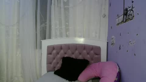 lauracb          online show from 01/12/25, 08:25