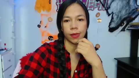 lauracb          online show from 10/22/25, 05:41