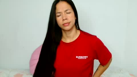 lauracb          online show from 06/12/26, 03:00