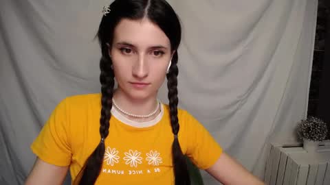 Snapshot of lauradre_ chatting on 02/05/25, 10:08 Laura online show from 02/05/25, 10:08
