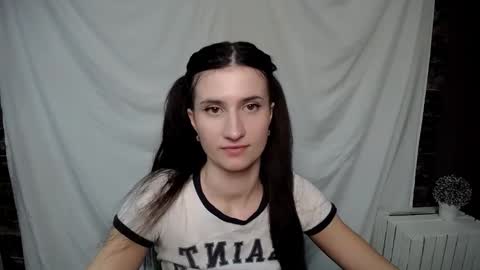 Snapshot of lauradre_ chatting on 02/17/25, 11:44 Laura online show from 02/17/25, 11:44