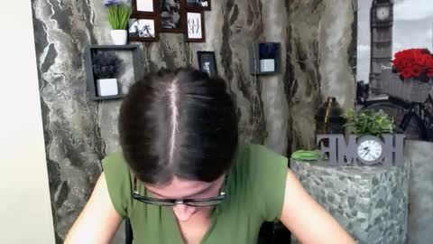 Snapshot of lauradre_ chatting on 10/14/25, 11:22 Laura online show from 10/14/25, 11:22