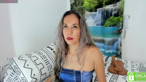 Snapshot of laurafarrely chatting on 01/11/26, 07:24 Laura online show from 01/11/26, 07:24