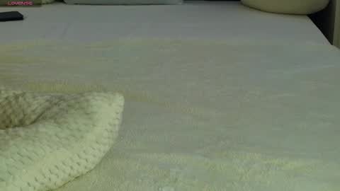 LauraMirage online show from 11/18/25, 08:19