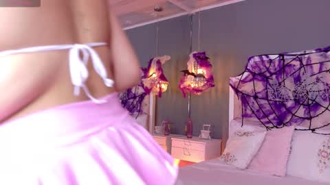 Lauren  online show from 10/31/25, 01:23