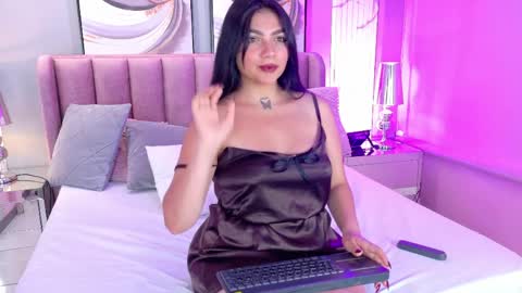 Snapshot of laurenbecker_ chatting on 04/12/26, 01:10 Lauren online show from 04/12/26, 01:10