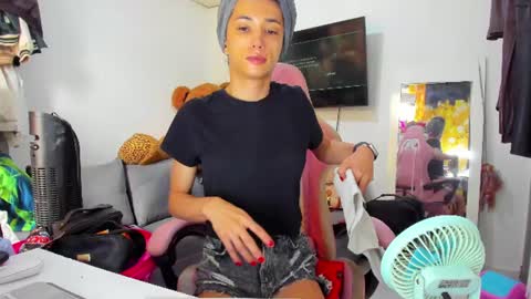 Snapshot of laurencesophiets chatting on 06/19/26, 03:49 SF online show from 06/19/26, 03:49