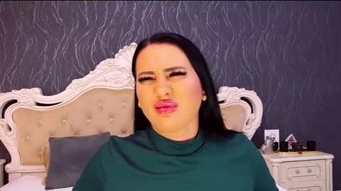 Snapshot of laurenjenssen chatting on 09/13/25, 08:25 Laura online show from 09/13/25, 08:25