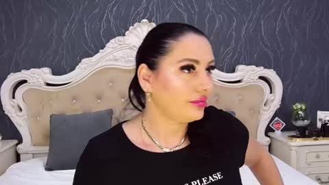 Laura online show from 05/05/26, 02:25