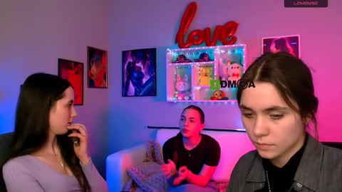Snapshot of laurenmurrr chatting on 03/25/26, 03:07 Laure online show from 03/25/26, 03:07