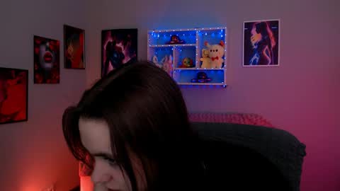 Snapshot of laurenmurrr chatting on 04/29/26, 12:20 Laure online show from 04/29/26, 12:20