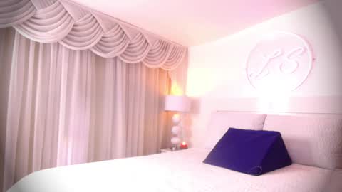 Lauren Saenz online show from 01/22/25, 12:06