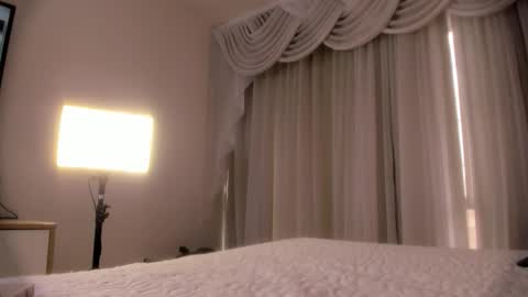 Lauren Saenz online show from 09/12/25, 12:05