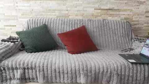 Lauren Saenz online show from 11/05/25, 12:05