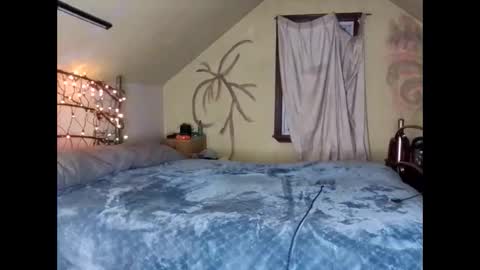 Snapshot of laureybabe44 chatting on 03/07/25, 01:42 Lauren online show from 03/07/25, 01:42