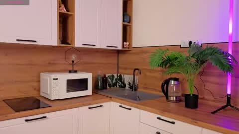 Laura online show from 12/04/25, 05:06