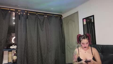 Snapshot of lauuuuuu_9 chatting on 03/22/26, 02:37 online show from 03/22/26, 02:37