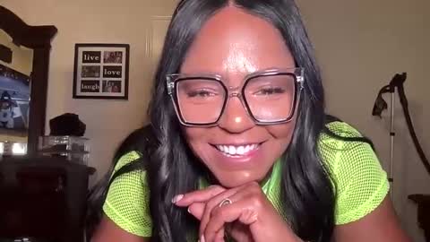 Snapshot of lavishly69 chatting on 10/08/25, 01:25 Brownsugar69 online show from 10/08/25, 01:25
