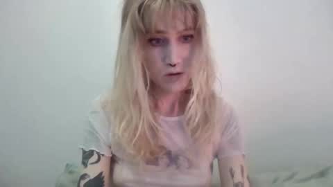 Snapshot of laylahloveless chatting on 09/09/25, 05:40 laylahloveless online show from 09/09/25, 05:40