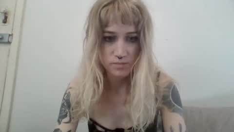 Snapshot of laylahloveless chatting on 10/17/25, 12:47 laylahloveless online show from 10/17/25, 12:47