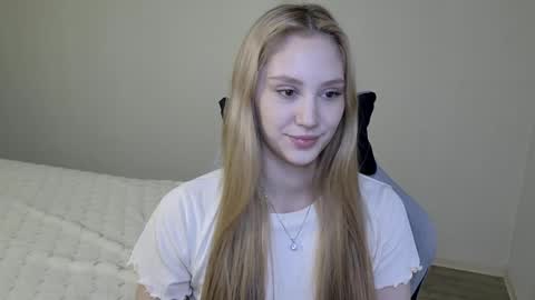 Snapshot of laylapretty001 chatting on 11/12/25, 05:30 LaylaPretty001 online show from 11/12/25, 05:30