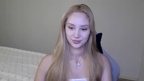 Snapshot of laylapretty001 chatting on 12/15/25, 05:23 LaylaPretty001 online show from 12/15/25, 05:23