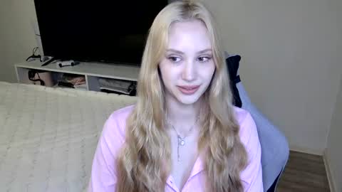 Snapshot of laylapretty001 chatting on 06/16/26, 04:15 LaylaPretty001 online show from 06/16/26, 04:15