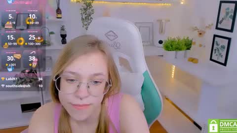 Snapshot of layriantavee chatting on 02/10/25, 01:01 layriantavee online show from 02/10/25, 01:01