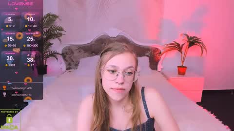 Snapshot of layriantavee chatting on 02/12/25, 12:12 layriantavee online show from 02/12/25, 12:12