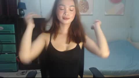 Snapshot of leah_fucker chatting on 06/17/26, 10:43 leah_fucker online show from 06/17/26, 10:43