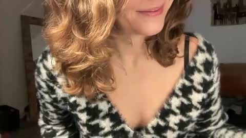 Leah Sparkles online show from 12/17/25, 02:45