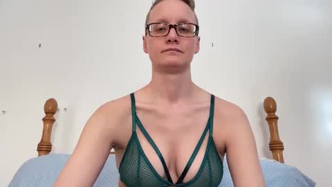 Snapshot of leahwilde chatting on 02/24/25, 04:04 Lee online show from 02/24/25, 04:04