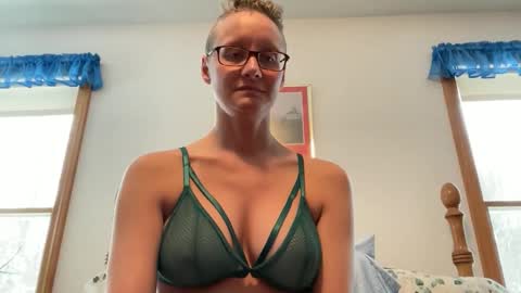 Snapshot of leahwilde chatting on 12/04/25, 03:32 Lee online show from 12/04/25, 03:32