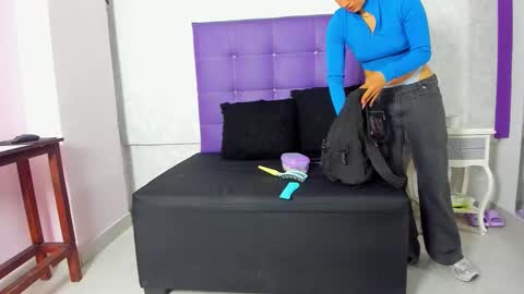 leamoreau__ online show from 11/11/25, 11:21