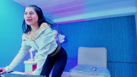 leamoreau__ online show from 12/18/25, 12:44