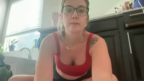 Snapshot of leanneluxecouple chatting on 09/21/25, 01:46 leanneluxecouple online show from 09/21/25, 01:46